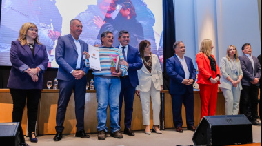 Orrego encabezó la entrega de llaves de viviendas y escrituras a familias de distintos departamentos