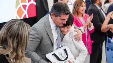 Orrego entregó 2.345 netbooks a estudiantes de Rivadavia