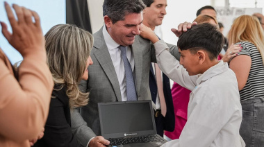 Orrego entregó 2.345 netbooks a estudiantes de Rivadavia