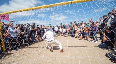 Alberto Fernández se volvió viral: visitó Mar de Ajó, intentó atajar un penal y terminó revolcado en la arena
