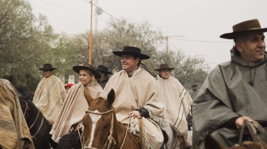 El gobernador Orrego acompañó la llegada de la XXXIII Cabalgata de Fe a la Difunta Correa