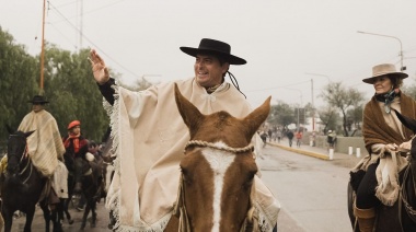 El gobernador Orrego acompañó la llegada de la XXXIII Cabalgata de Fe a la Difunta Correa