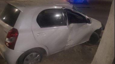 Conductor ebrio pierde el control y choca contra un árbol en Rivadavia