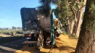 Desastre en San Martín: un camión volcó su carga de maíz y dejó una calle intransitable