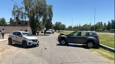 Choque frontal en Ruta 40: maniobra peligrosa dejó a una joven herida