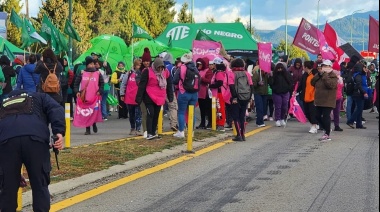 Agrupaciones sindicales se movilizan en Bariloche para repudiar la visita del Presidente Milei