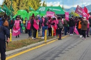 Agrupaciones sindicales se movilizan en Bariloche para repudiar la visita del Presidente Milei