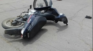 Un motociclista chocó contra un auto en Rawson