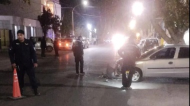 Auto embiste moto dejando a dos jóvenes hospitalizados
