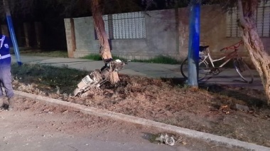 Motociclista gravemente herido tras chocar contra un árbol en Albardón: Estado crítico
