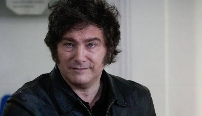 Javier Milei votó en Almagro rodeado de militantes y sin hacer declaraciones