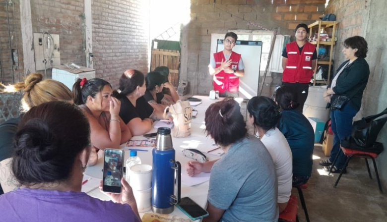 Capacitan en Chimbas sobre uso de maquinaria textil con ayuda de la Cruz Roja
