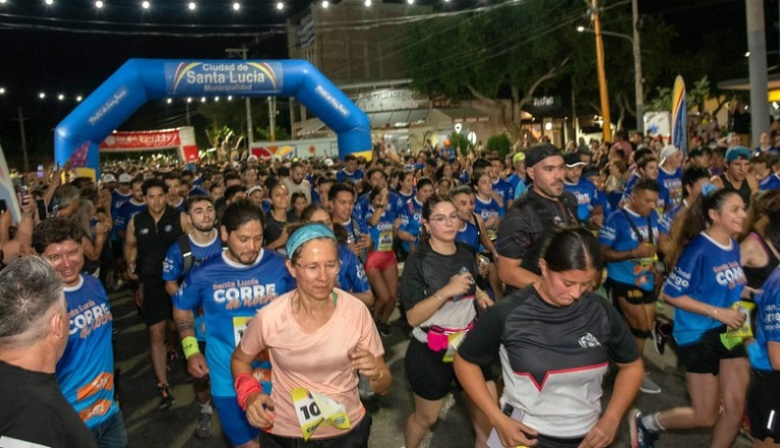 La carrera Santa Lucía corre de noche tuvo récord de participantes