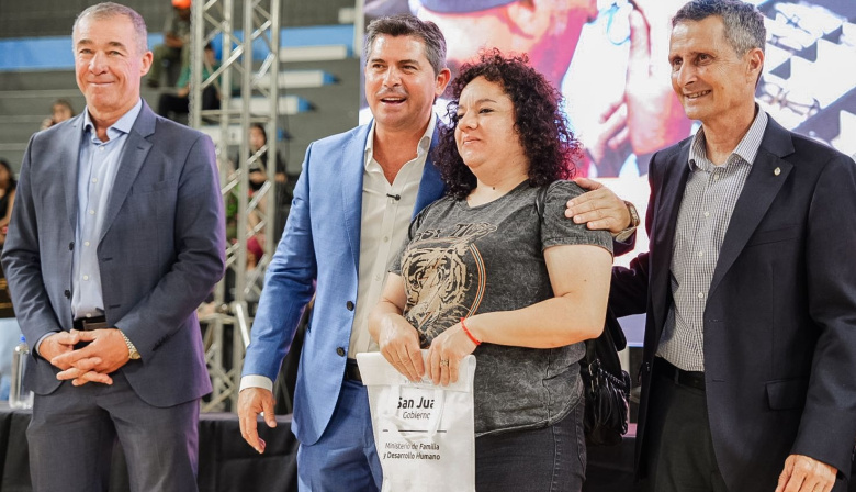 El gobernador Orrego participó de la entrega de anteojos y elementos para la salud ocular y auditiva