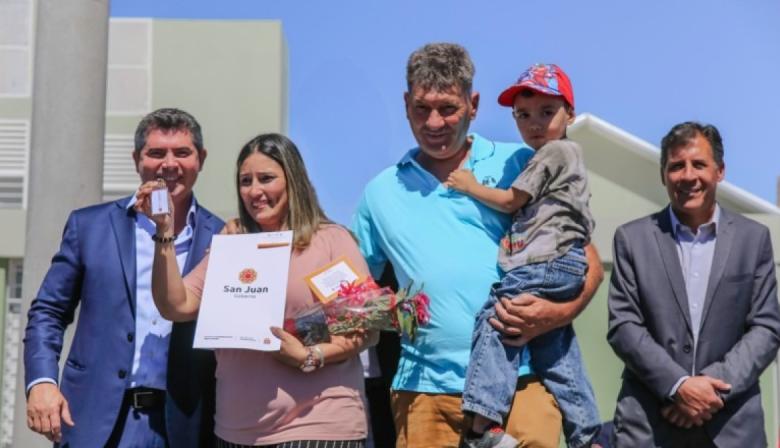 El gobernador encabezó una nueva entrega de viviendas en Rawson