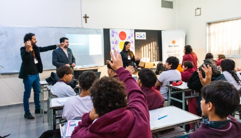 Estudiantes participan del programa que fomenta la convivencia y prevención