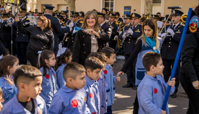 Gala Patria y desfile para celebrar el 216° aniversario de la Revolución de Mayo