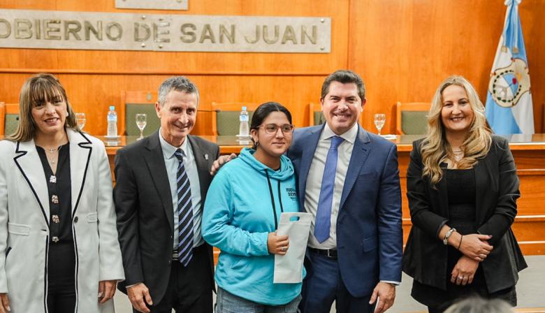 Orrego encabezó una entrega de audífonos y anteojos que transforma la vida cotidiana de las familias