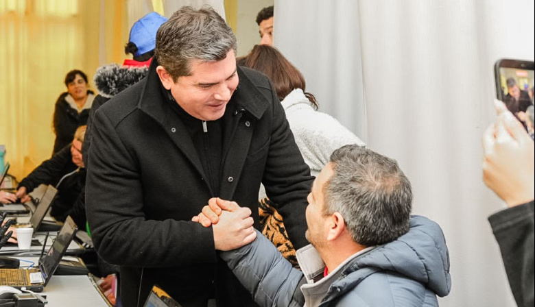 Orrego visitó San Juan Cerca en Pocito, que incorporó regularización dominial y prevención médica