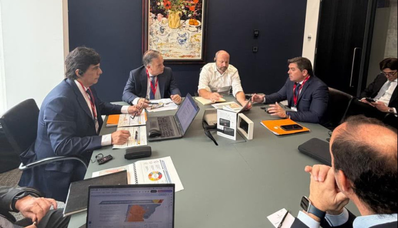 Orrego presentó en Londres la emisión  de  bonos ante inversores internacionales de primer nivel
