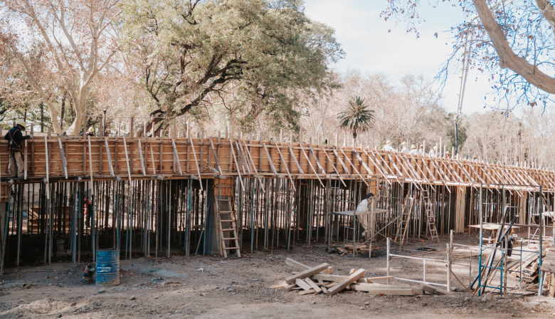 El nuevo puente del lago del Parque de Mayo consolida su estructura principal