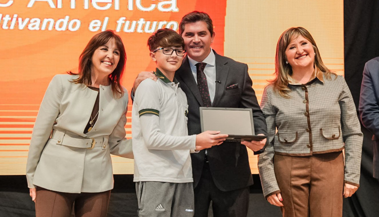 Orrego encabezó la entrega de computadoras para estudiantes de secundarias estatales de Capital