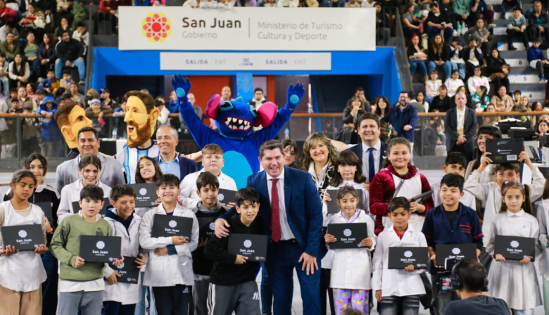 El gobernador Orrego encabezó la entrega de netbook a todos los estudiantes de 5to grado de Rawson