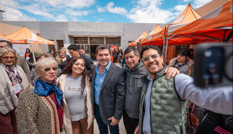 Orrego recorrió San Juan Cerca en Rawson, con servicios y trámites para las familias