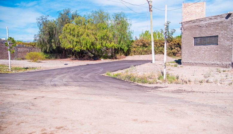 Rivadavia avanza con la pavimentación del loteo rumbos con recursos municipales