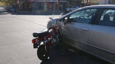 Motociclista hospitalizado tras chocar contra un automóvil en la zona del Centro Cívico