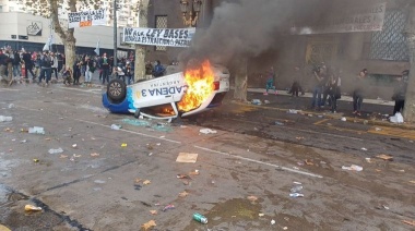 Incendian móvil de Cadena 3 durante protesta frente al Congreso