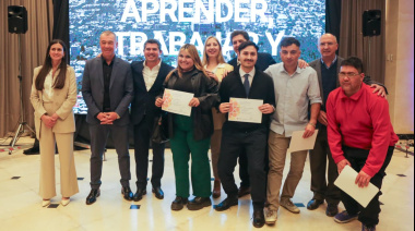 Orrego encabezó la entrega de certificados y herramientas del programa Aprender, Trabajar y Producir