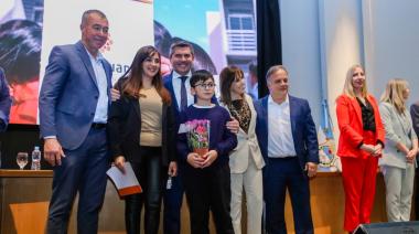 Orrego encabezó la entrega de llaves de viviendas y escrituras a familias de distintos departamentos