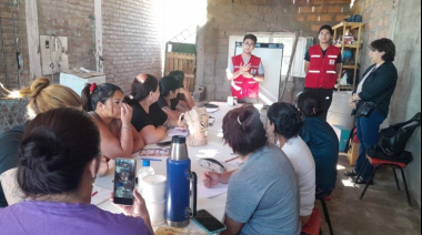 Capacitan en Chimbas sobre uso de maquinaria textil con ayuda de la Cruz Roja