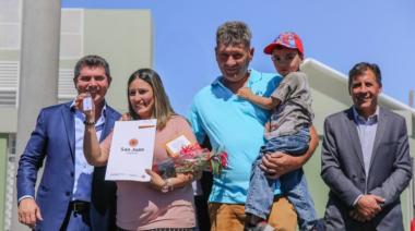 El gobernador encabezó una nueva entrega de viviendas en Rawson