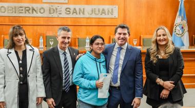 Orrego encabezó una entrega de audífonos y anteojos que transforma la vida cotidiana de las familias