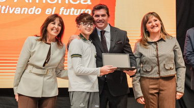Orrego encabezó la entrega de computadoras para estudiantes de secundarias estatales de Capital