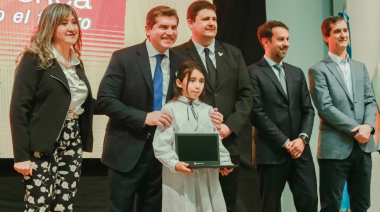Más de 2.700 estudiantes de cuatro departamentos recibieron sus computadoras