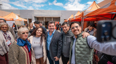 Orrego recorrió San Juan Cerca en Rawson, con servicios y trámites para las familias