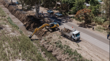 Limpian drenes y desagües en San Martín y 25 de Mayo para ordenar el paso del agua