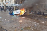 Incendian móvil de Cadena 3 durante protesta frente al Congreso
