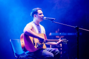 Una noche de rock y emoción con Lucas Sastriques en el Teatro del Bicentenario