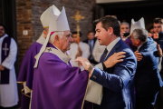 Orrego acompañó a las familias en la misa de homenaje a las víctimas del siniestro aéreo