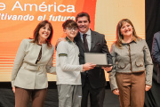 Orrego encabezó la entrega de computadoras para estudiantes de secundarias estatales de Capital
