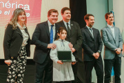 Más de 2.700 estudiantes de cuatro departamentos recibieron sus computadoras