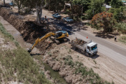 Limpian drenes y desagües en San Martín y 25 de Mayo para ordenar el paso del agua