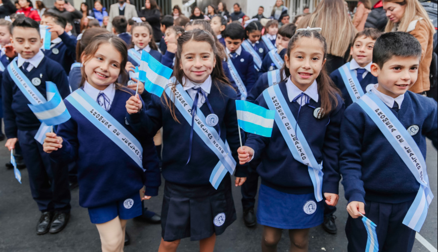 Estudiantes de Santa Lucía prometieron lealtad a la Bandera