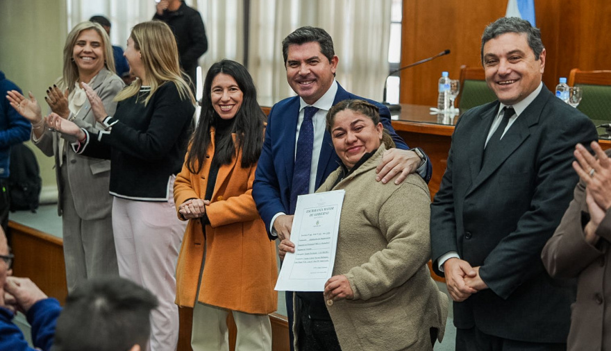 Orrego entregó 118 escrituras y reafirmó el compromiso de avanzar con la regularización dominial en San Juan