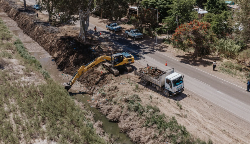 Limpian drenes y desagües en San Martín y 25 de Mayo para ordenar el paso del agua